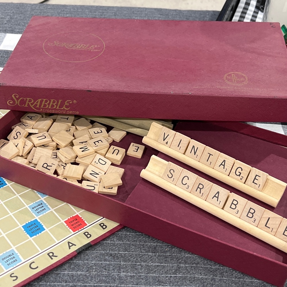 1940s Vintage complete set scrabble game. Super fun item!